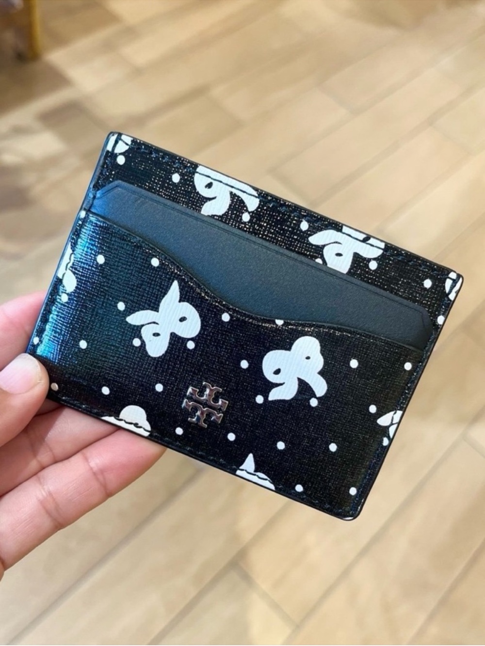 TORY BURCH EMERSON
PRINTED
SLIM CARD CASE # 170194
BLACK TOSSED BOW